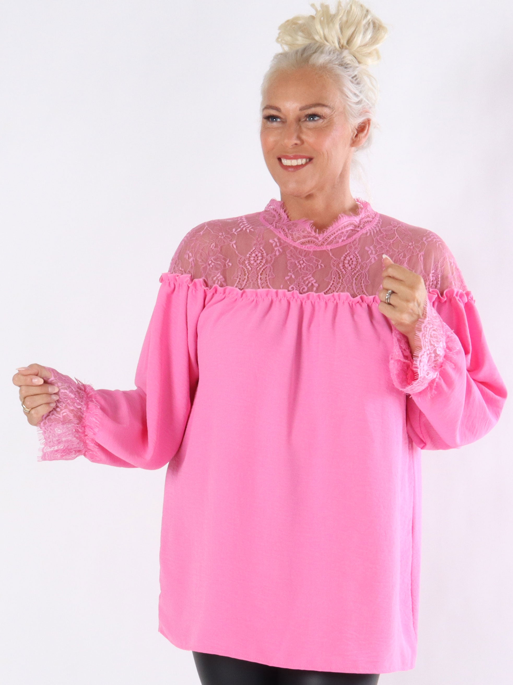 Tricia - Tunika med feminina detaljer och spets